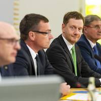 v. l. - Sven Schulze, Bürgermeister der Stadt Chemnitz, Ralf Rother Verbandsvorsitzender des Zweckverbandes Kommunale Informationsverarbeitung Sachsen (KISA), Ministerpräsident Michael Kretschmer, Amtschef/CIO Thomas Popp [(c) Pawel Sosnowski]