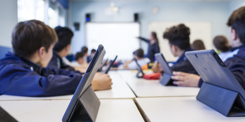 Schüler im Klassenzimmer mit Tablet ©Bild von AdobeStock